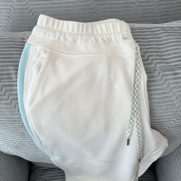 Lane Bryant Cream/Ivory & Light Blue Cropped Joggers w/Front Pockets. Size 14/16 - Picture 3 of 10